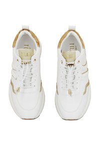 Sneaker bianchi con accenti dorati, caratterizzati da una tomaia in pelle liscia, punta rotonda, chiusura con lacci e suola in gomma testurizzata.