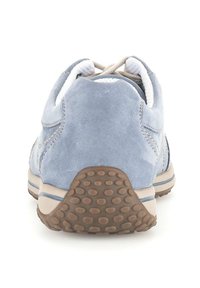 Baskets en suède bleu clair avec semelle en caoutchouc ronde et à motifs, col rembourré et lacets blancs contrastants. Lignes épurées, détails minimaux.