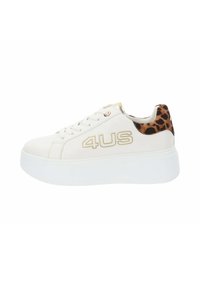Baskets blanches avec un talon en imprimé léopard texturé, des accents dorés et une semelle compensée. Présente une forme arrondie et un système de laçage.