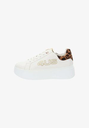 Białe sneakersy z teksturowanym tyłem w panterkę, złotymi akcentami i platformą. Posiadają okrągły czubek oraz sznurowane zapięcie.