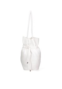 Borsa a cordoncino bianca realizzata in pelle liscia. Presenta spalline lunghe e sottili e una parte superiore arricciata con chiusura a coulisse. Texture morbida, design minimalista.