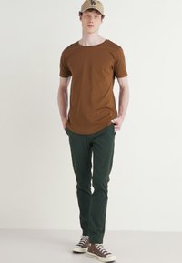 DOCKERS ALPHA SKINNY - Chinos - deep forest