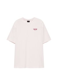 T-shirt rose clair à manches courtes avec un col rond et un petit texte rouge "Well River Tennis Club" sur la poitrine gauche.
