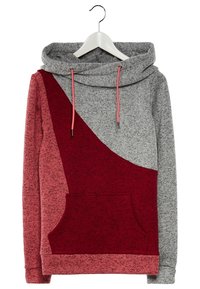 Felpa con cappuccio in grigio, rosso e bordeaux. Presenta un design unico a blocchi di colore diagonali, una tasca frontale e dettagli con lacci.