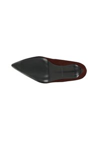 Puntige, bordeaux su�ède pump met een gladde zwarte zool, voorzien van ribbeltextuur voor grip en een ronde achterkant voor comfort.