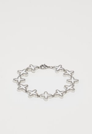 Zilveren armband met stervormige schakels met een gestructureerd oppervlak en duidelijke rhinestone accenten. Klap sluiting aan één uiteinde.