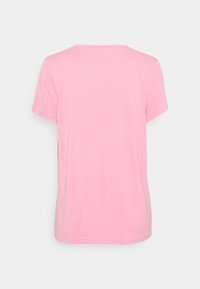 T-shirt uni rose clair à manches courtes, vu de dos sur un fond gris neutre.