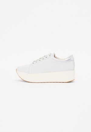 Hellgraue Sneaker mit Plateausohle. Verfügt über ein Obermaterial aus glattem Stoff, eine runde Zehenpartie und silberne Akzente an der Ferse und den Ösen.