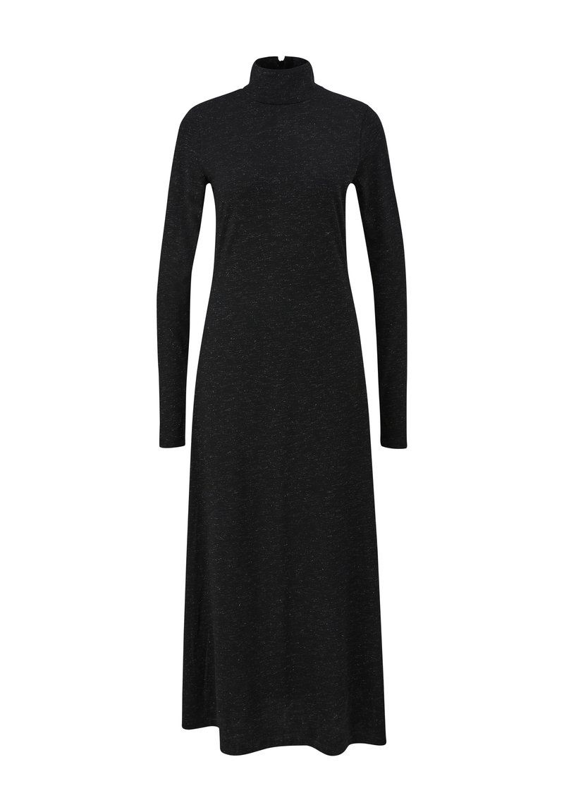 Robe noire à col roulé avec manches longues, coupe décontractée et longueur au sol, fabriquée à partir d'un tissu doux et texturé.