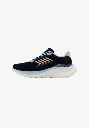 Baskets de sport avec une tige en mesh bleu marine, des accents bleu clair et une semelle légère blanche. Inclut des éléments décoratifs en chevron sur le côté.