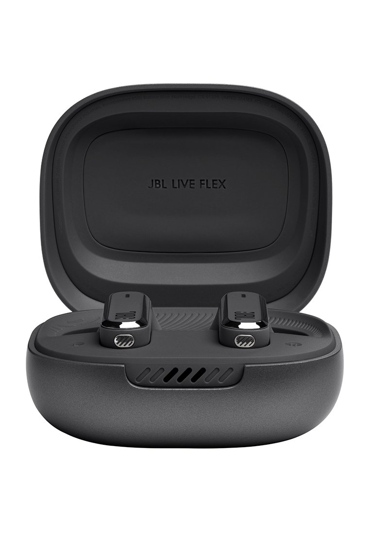 Écouteurs sans fil JBL Live Flex noirs reposant dans un étui de chargement ouvert avec le logo à l'intérieur du couvercle.