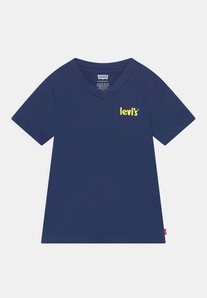 T-shirt bleu marine à manches courtes et col en V avec petit logo jaune "levis" sur le côté gauche de la poitrine et une étiquette rouge sur la couture latérale.