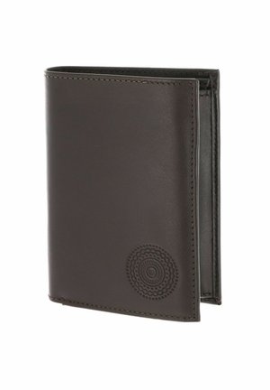 Dunkelbraune Lederbrieftasche mit detailliertem kreisförmigem Präge-Muster auf der Vorderseite, teilweise geöffnet vor weißem Hintergrund gezeigt.