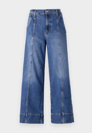 Jeans de mezclilla azul de pierna ancha con una cintura alta, que cuentan con un cierre de botón, bolsillos frontales y costuras visibles a lo largo de las costuras laterales.