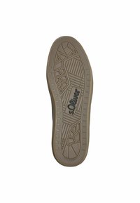 Semelle en caoutchouc marron avec un motif de rainures texturé et le logo noir 's.Oliver'. Comprend des arêtes et des sillons pour une bonne adhérence et flexibilité.