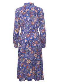 Sukienka z długim rękawem w niebieskim materiale z wyrazistymi kwiatowymi i paisley'owymi wzorami. Posiada kołnierzyk, pasek w talii oraz pełną spódnicę. Teksturowane wykończenie.
