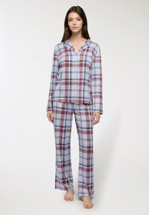 Pigiami scozzesi in blu chiaro, rosso e blu navy, caratterizzati da una camicia con bottoni, colletto e maniche lunghe, e pantaloni larghi con gambe ampie.
