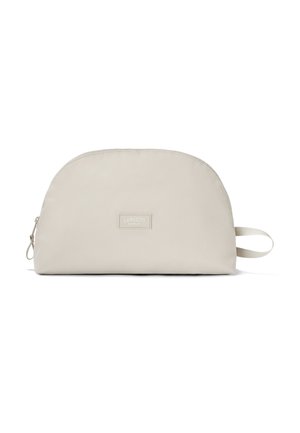 Világos bézs színű, félkör alakú kozmetikai táska cipzáras záródással és oldalsó fogantyúval, középen elhelyezett kis címkével, amelyen "Larkson Hamburg" felirat olvasható.