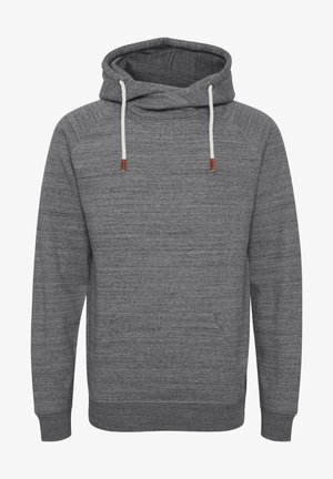 Szürke kapucnis pulóver, texturált anyagból, kenguru zsebbel, húzózsinórral ellátott kapucnival, és bőrkiegészítőkkel a húzózsinór végén.