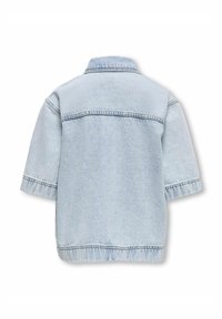 Ljusblå denimjacka med krage, korta ärmar och rak skärning. Synliga sömmar och en enkel, ren baksidesdesign.