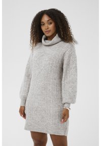 Világosszürke kötött pulóverruha, cseppnyakú, hosszú puffujjú és bordás szegéllyel, texturált mintával az egész felületen.