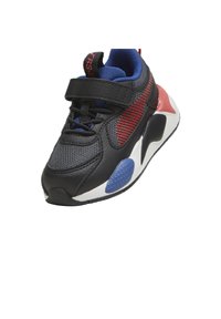 Sneaker nera con accenti rossi e blu, superiore in rete e sintetico, punta arrotondata, cinturino regolabile, suola testurizzata e colletto imbottito.