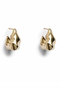 Boucles d'oreilles ton or avec une forme organique abstraite, dotées d'une surface lisse et réfléchissante, et d'un système à tige avec fermoir pour un port sécurisé.