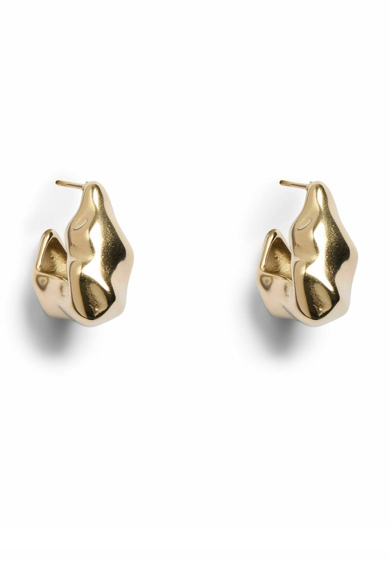 Boucles d'oreilles ton or avec une forme organique abstraite, dotées d'une surface lisse et réfléchissante, et d'un système à tige avec fermoir pour un port sécurisé.