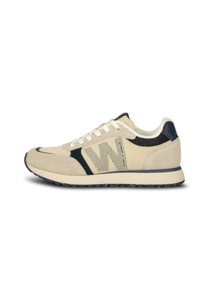 Baskets en suède beige avec des détails en mesh, accents navy, col rembourré, bout rond et semelle en caoutchouc texturé. Lacets ajustés pour un bon maintien.