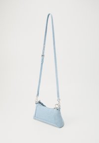 Ανοιχτό μπλε τσάντα ώμου από τζιν με τριγωνικό σχήμα, ρυθμιζόμενο λουράκι, ασημένια εξαρτήματα και υφασμάτινη επιφάνεια. Κλείνει με φερμουάρ στο επάνω μέρος.