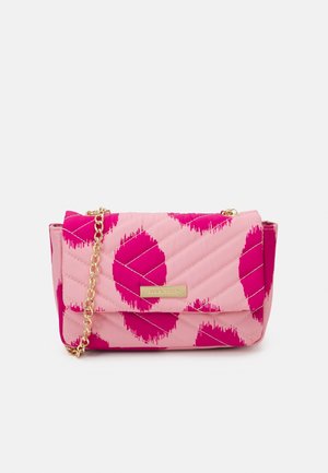 Sac à main matelassé à motifs rose et magenta avec une bandoulière chaîne dorée et une étiquette de marque rectangulaire dorée sur le rabat avant.