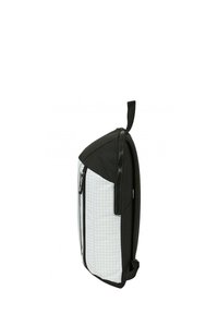 Zaino nero e grigio con chiusura a zip, un motivo a scacchi tartan su un lato e una robusta maniglia superiore per il trasporto.