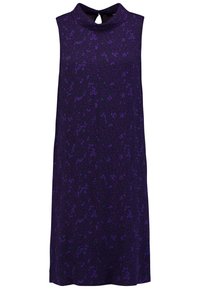 Bezramienna purpurowa sukienka z wysokim kołnierzem, z teksturowanym wzorem ciemniejszych purpurowych plam oraz wycięciem z tyłu.