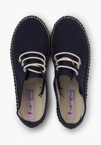 Námořnické plátěné boty s krémovými tkaničkami, espadrilková jute podrážka, kulatá špička a vnitřní štítek s nápisem "Pisamonas Hecho en España."