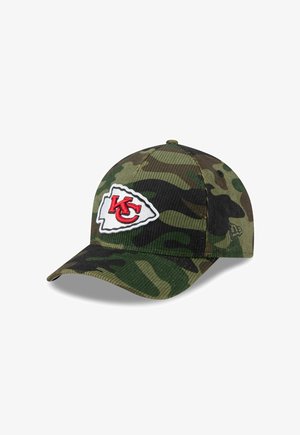 Camo-Muster Cap aus Cordstoff mit einem weißen Patch und rotem Kansas City Chiefs Logo. Mit gebogenem Schirm und verstellbarem Rücken.