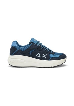 Scarpa da ginnastica in rete blu e blu navy con inserti in suede, suola bianca spessa, lacci blu e logo geometrico sul lato.