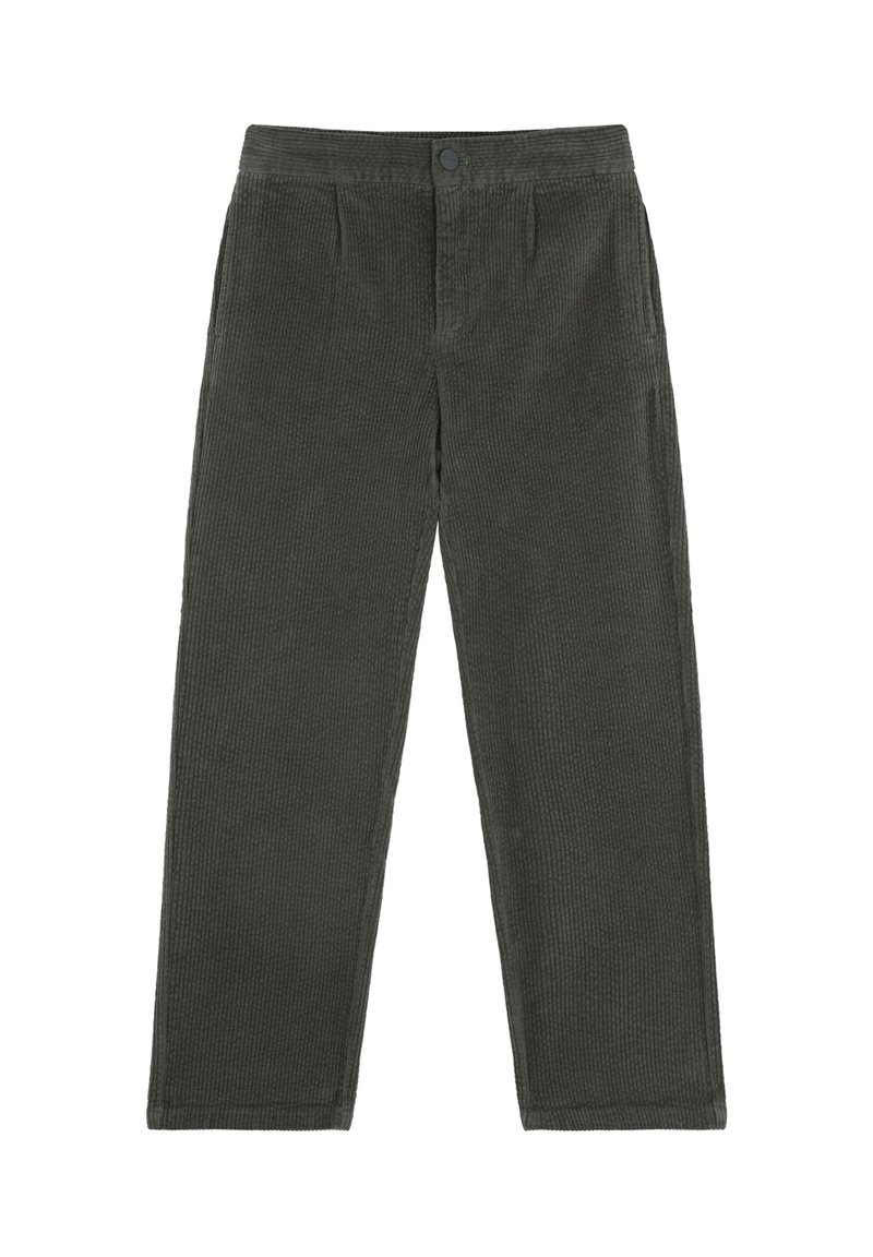 Pantalones de pana gris oscuro de corte recto, con un sutil canalé vertical, y una cinturilla con cierre de botón y bolsillos laterales.