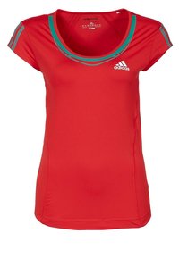 Camiseta atlética roja con cuello redondo, mangas cortas y detalles turquesa en los hombros. Fabricada en una tela suave y elástica.