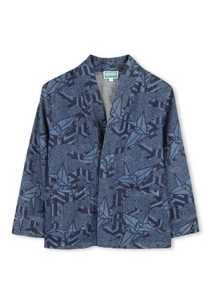 Blauwe kimono-stijl jas met een textuurstof en een herhalend geometrisch en golvend patroon, twee voorzakken en een brede kraag.