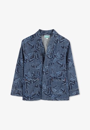 Veste de style kimono bleue en tissu texturé avec un motif géométrique et des vagues répétées, deux poches avant et un large col.