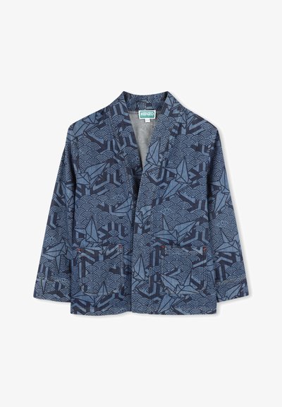 Veste de style kimono bleue en tissu texturé avec un motif géométrique et des vagues répétées, deux poches avant et un large col.