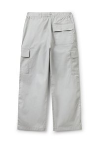 Světlé šedé cargo kalhoty s elastickým pasem, dvěma bočními kapsami a jednou zadní kapsou. Vyrobené z lehké látky s volným střihem.