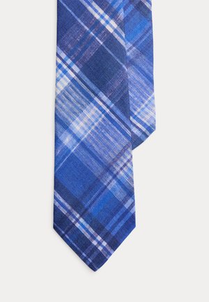 Niebieski krawat w kratę z przecinającymi się białymi i ciemniejszymi niebieskimi liniami na jasnym tle.