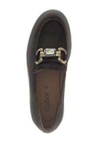 Donkerbruin suede instapper met gouden metalen detail en een heldere rechthoekige edelsteen bovenop, gevoerde inlegzool gemerkt Gabor maat 4 ½.