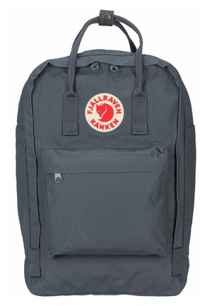 Zaino Fjällräven Kånken in grigio scuro a forma rettangolare, con una tasca frontale con zip, manici superiori e una patch con il logo. Tessuto durevole.
