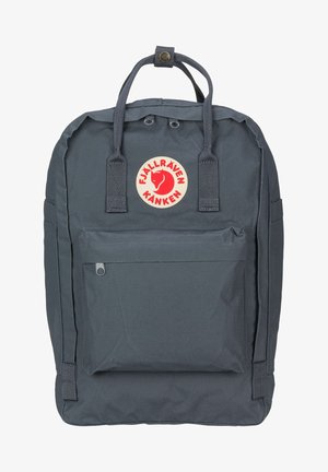 Fjällräven Kånken Rucksack in Dunkelgrau mit rechteckiger Form, ausgestattet mit einer vorderen Reißverschlusstasche, oberen Tragegriffen und einem Logo-Patch. Robustes Material.