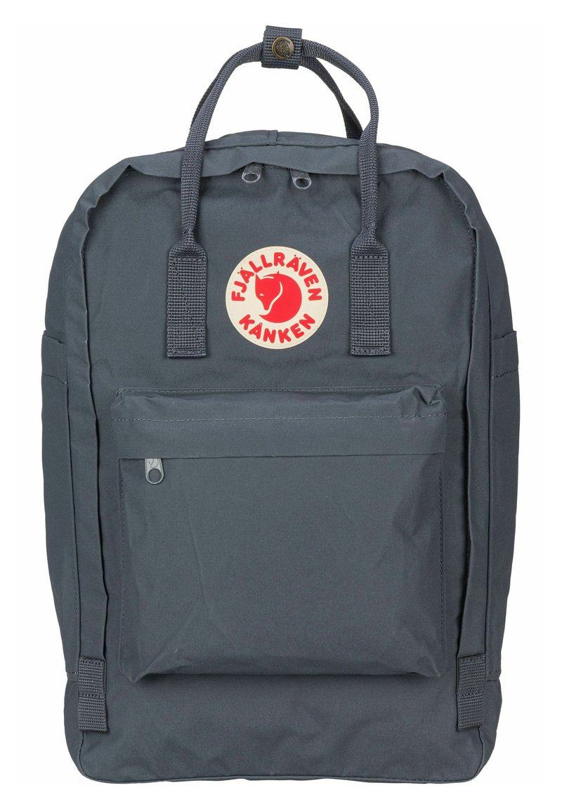 Zaino Fjällräven Kånken in grigio scuro a forma rettangolare, con una tasca frontale con zip, manici superiori e una patch con il logo. Tessuto durevole.