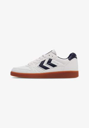 Sneakers atletici bianchi con accenti blu navy, caratterizzati da una tomaia in pelle liscia, suola in gomma e un distintivo design a chevron sul lato.