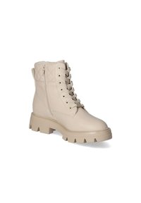 Botines de tobillo de imitación de cuero beige con un diseño acolchado, cordones en el frente y una suela gruesa con un gran relieve para mayor agarre.