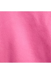 Tissu en feutre rose avec une texture douce et lisse, affichant une couleur unie avec des variations subtiles de teinte et de profondeur sur la surface.